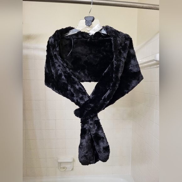 Women's Black faux fur stole with keyhole from Macy's by SLNY One Size fits all - Picture 8 of 11